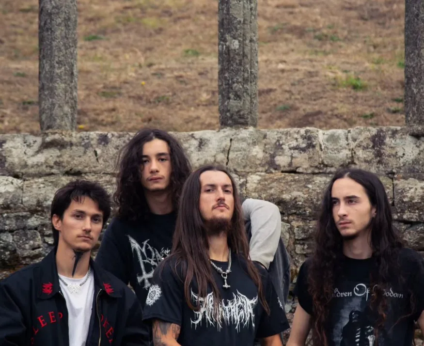 ArakitaciA — le groupe posant devant un mur de pierre
