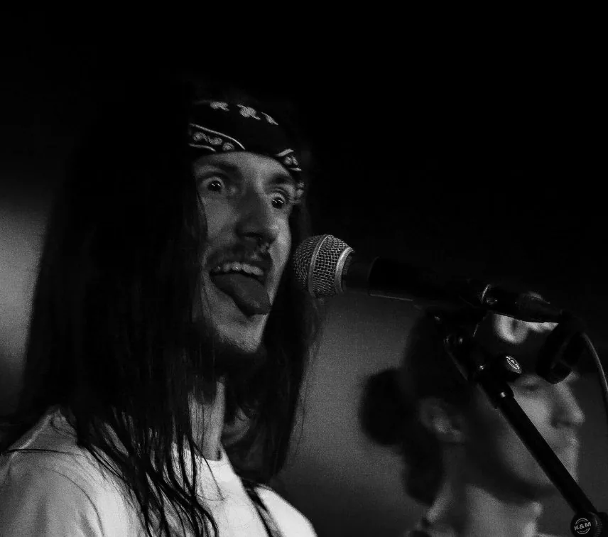 ArakitaciA — le chanteur en concert, noir et blanc